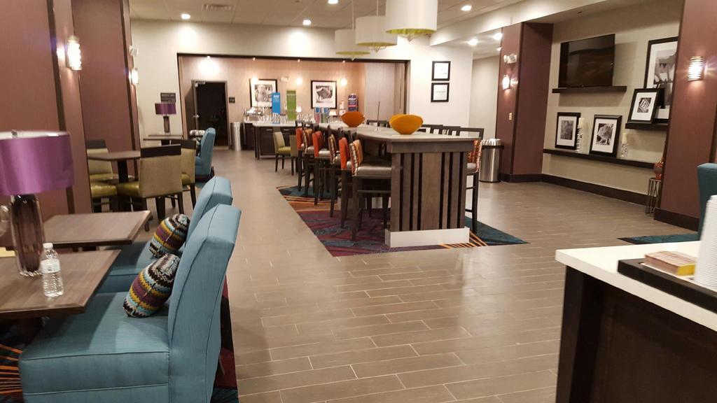 Hampton Inn 프랫 외부 사진