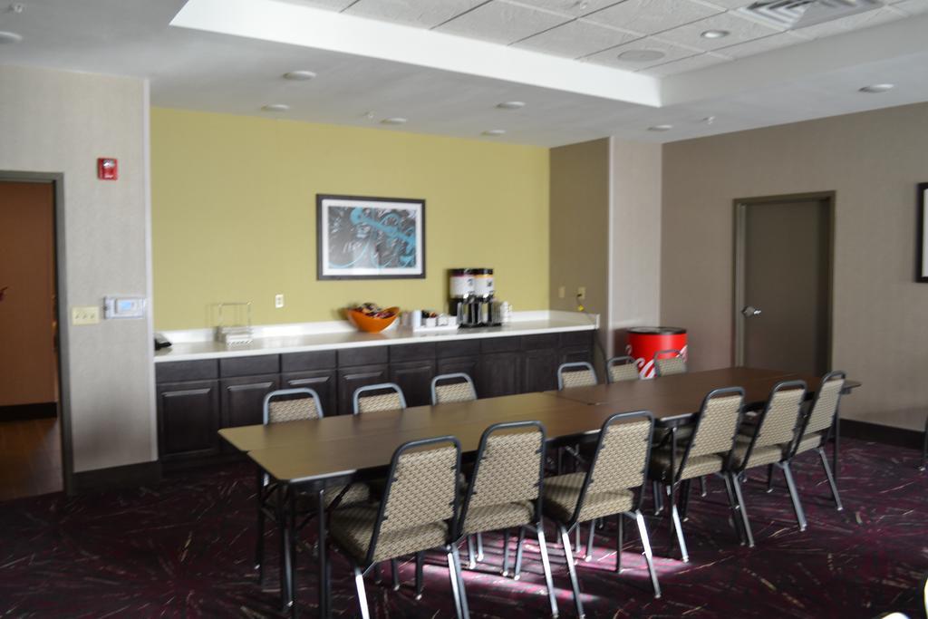 Hampton Inn 프랫 외부 사진